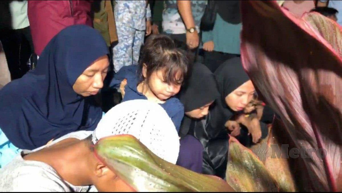 NUR Qistina Afia (tengah) ketika menghadiri pengebumian ibunya, Noor Rahiza Anuar di Tanah Perkuburan Islam Masjid Haji Nyak Gam, Kampung Ruat, Yan. malam tadi. FOTO Zuliaty Zulkiffli