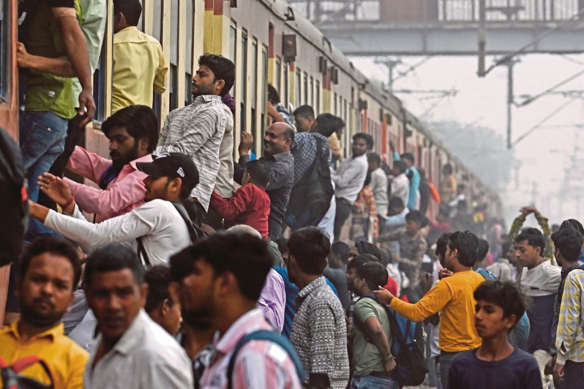 ORANG ramai berusaha untuk menaiki kereta api di sebuah stesen kereta api di bandar Loni, Uttar Pradesh. FOTO AFP
