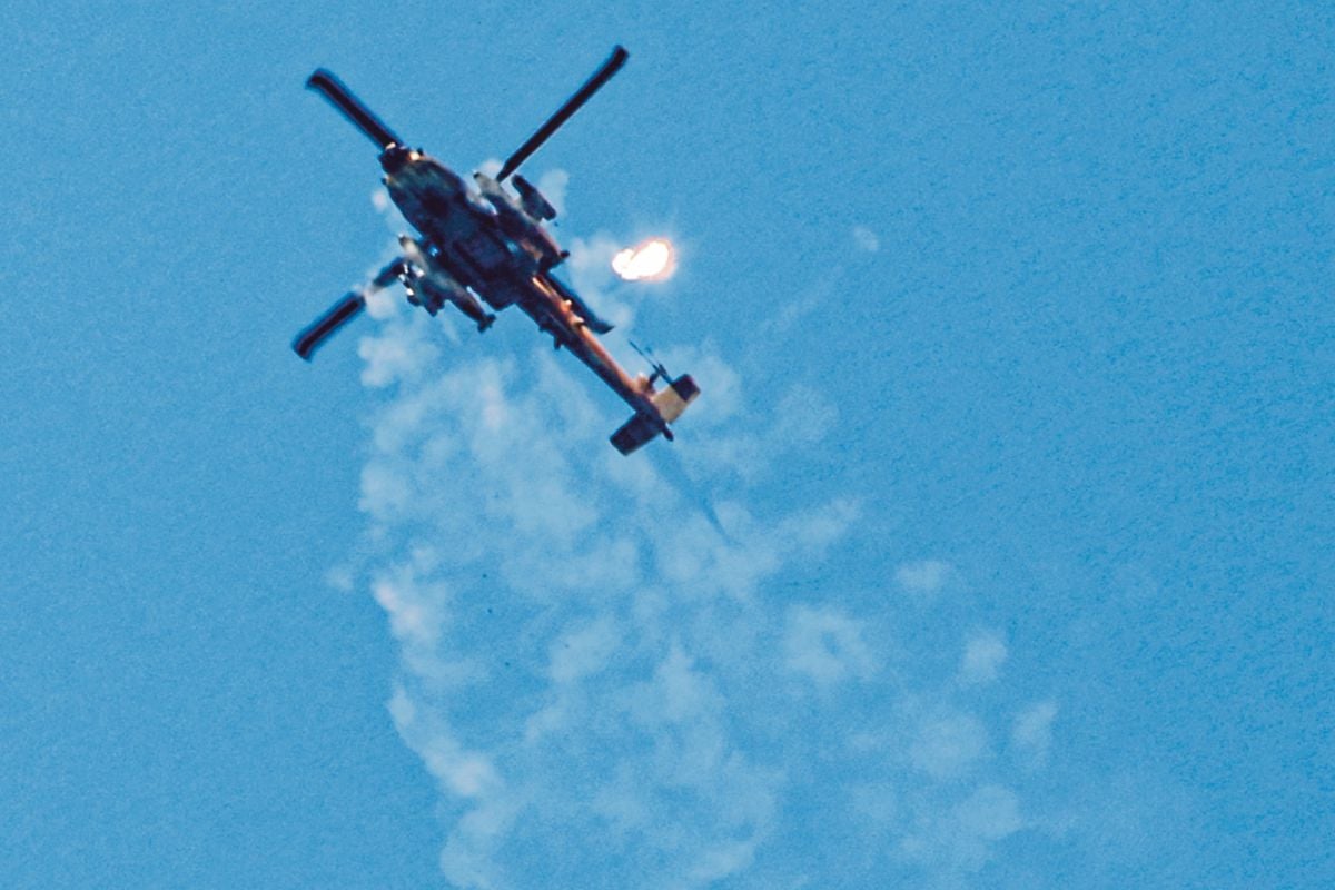 HELIKOPTER Israel mengeluarkan suar ketika terbang di Rafah. FOTO AFP