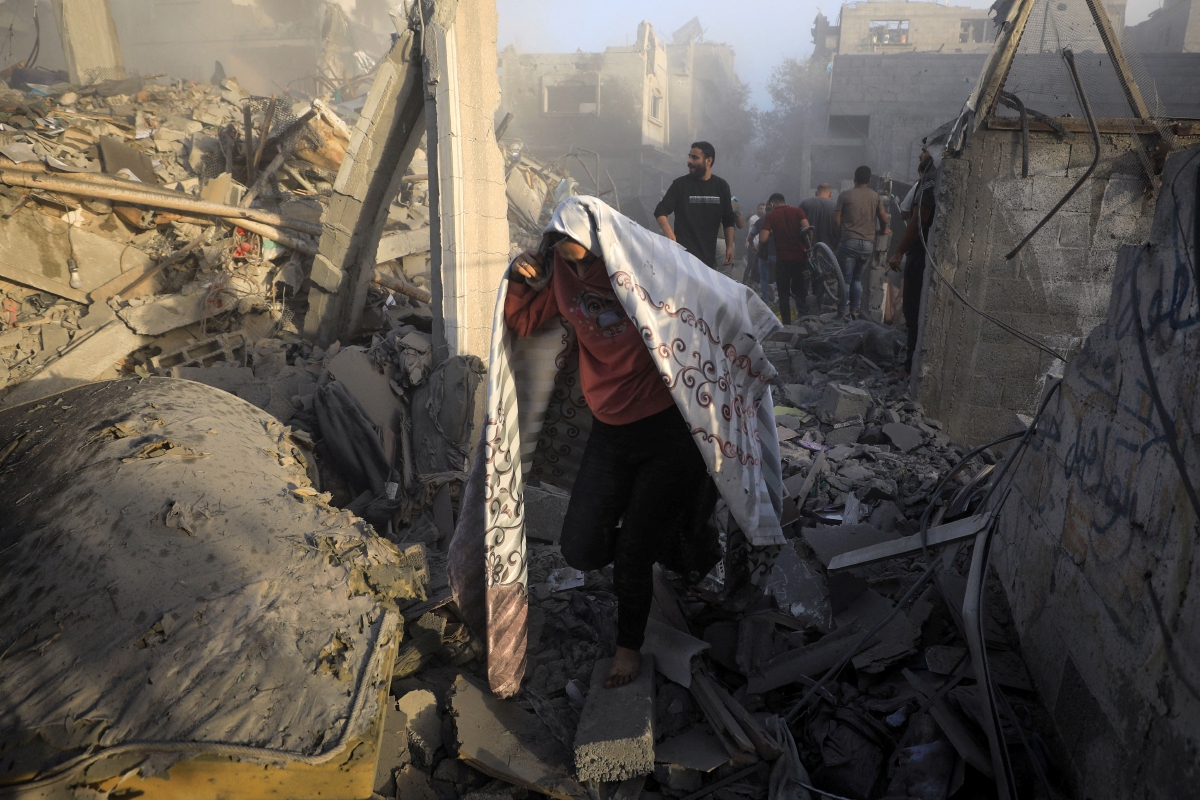 FOTO fail menunjukkan penduduk melarikan diri ketika serangan di kem pelarian al-Maghazi, utara Gaza, pada 7 Oktober lalu. FOTO AFP