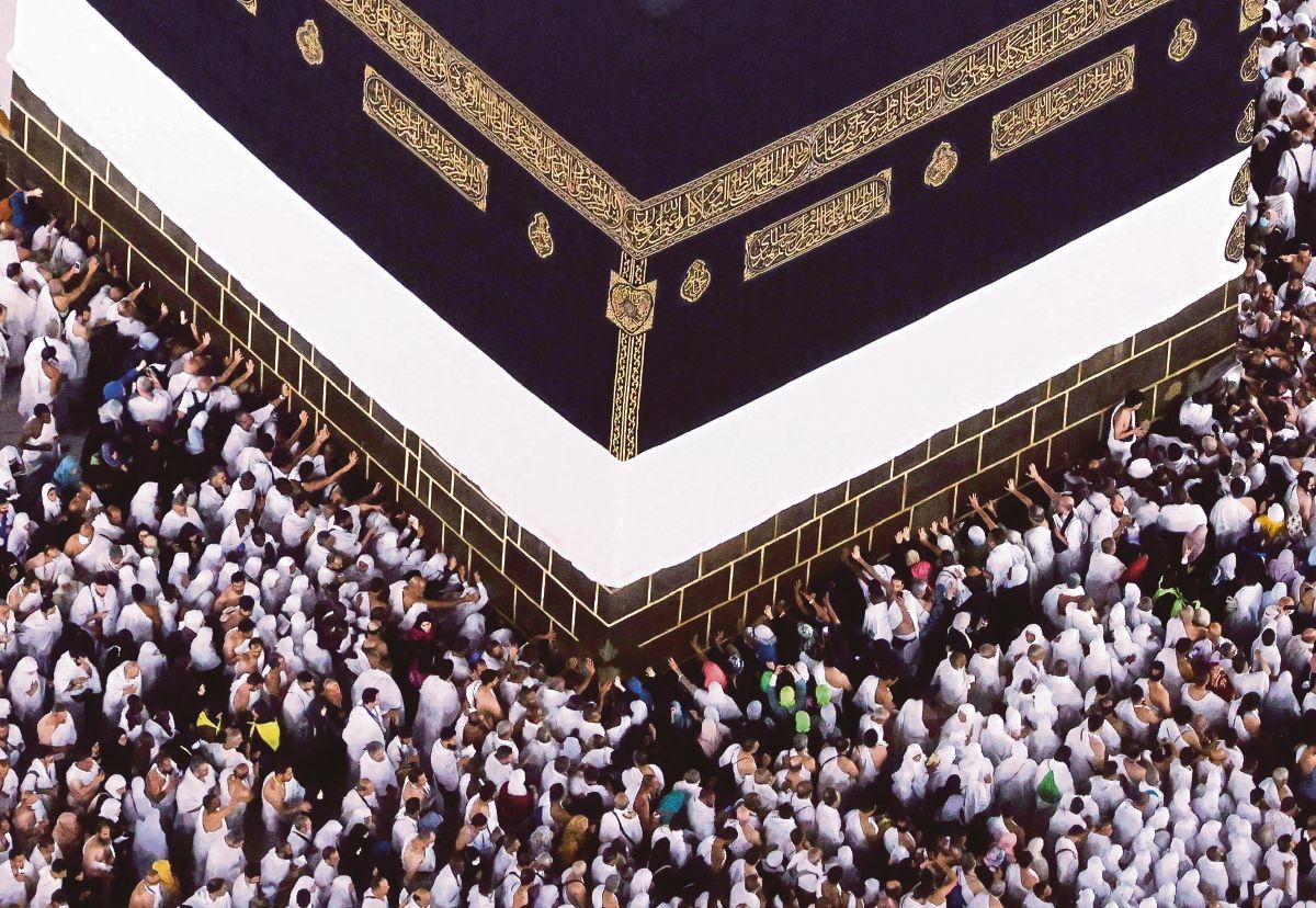 JEMAAH menunaikan umrah di Masjidilharam, Makkah, ketika permulaan ibadah haji tahun ini. FOTO Reuters 