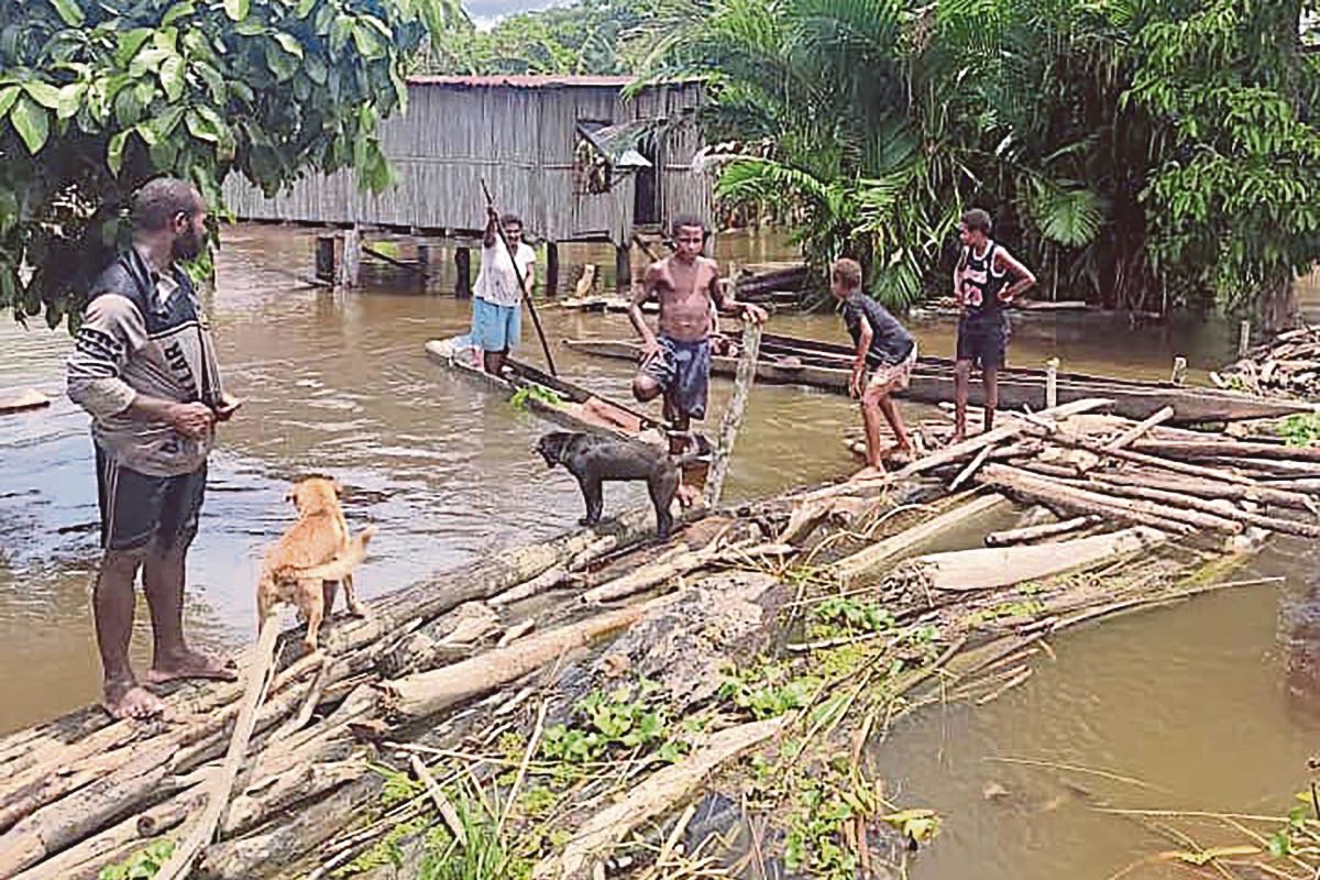 FOTO pada 25 Mac menunjukkan penduduk di sebuah kampung di wilayah Sepik Timur membuat jambatan sementara susulan banjir di kawasan itu.  FOTO Polis PNG/ AFP 