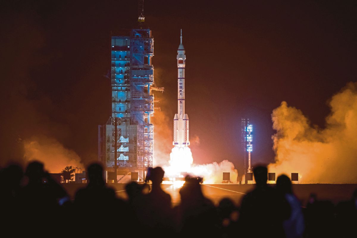 ROKET Long March-2F yang membawa kapal angkasa Shenzhou-18 berlepas dari Pusat Pelancaran Satelit Jiuquan, semalam. FOTO  China Daily/ Reuters