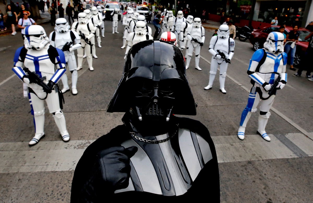 PEMINAT Star Wars berpakaian seperti watak dalam filem itu ketika menyertai satu perarakan di Mexico, pada Oktober 2023. FOTO AFP