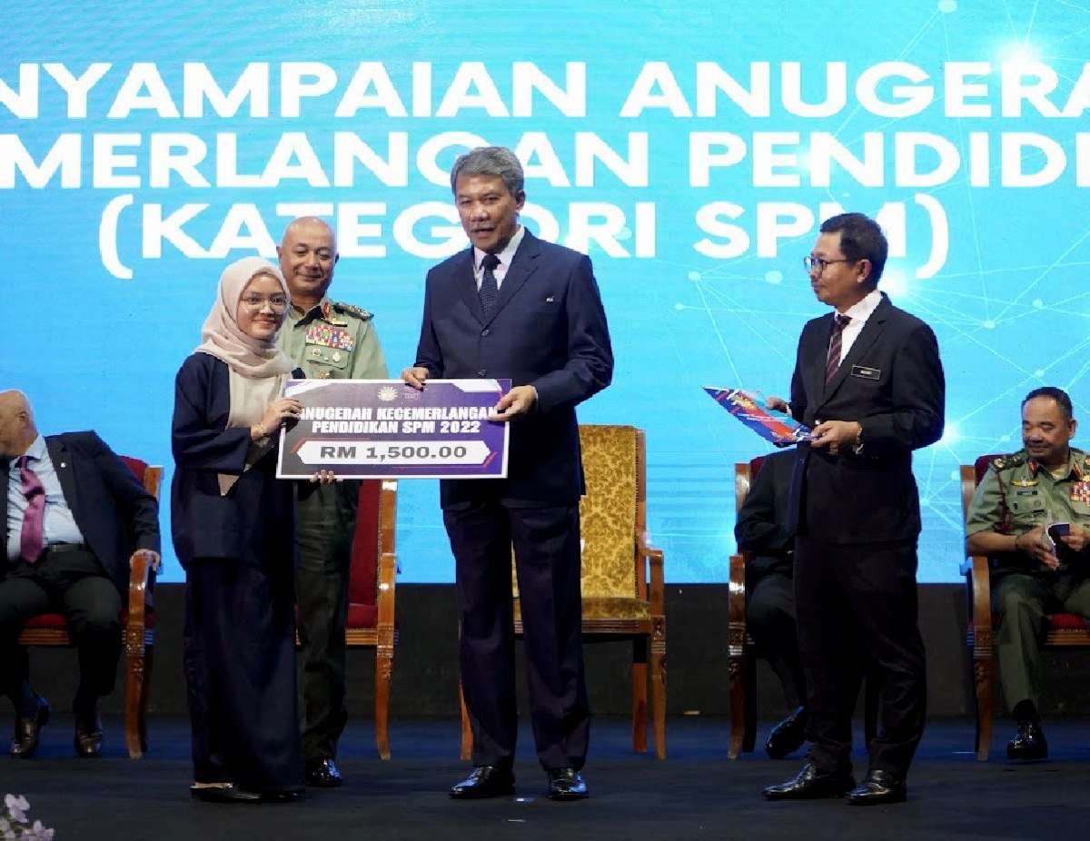 MOHAMAD menyampaikan Anugerah Kecemerlangan Pendidikan (AKP) Angkatan Tentera Malaysia (ATM). FOTO Ihsan Kementerian Pertahanan 