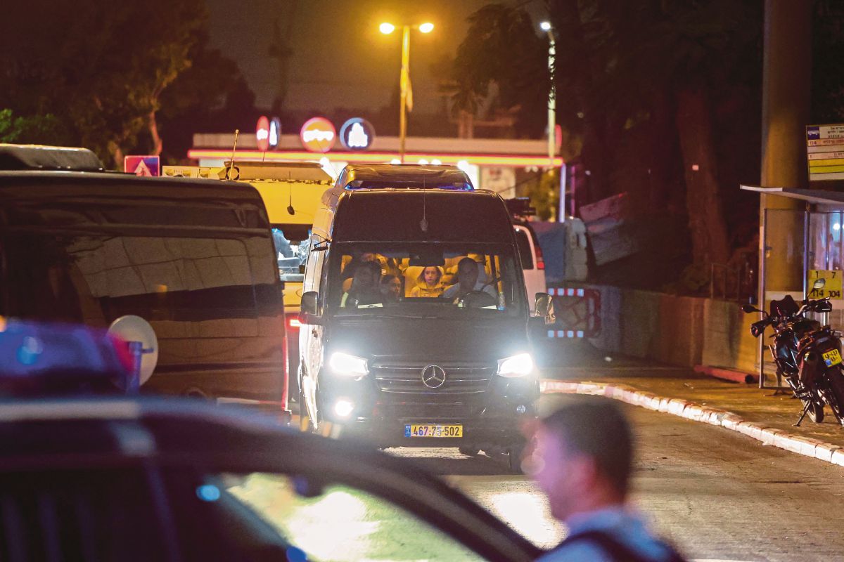 KONVOI membawa tebusan yang dibebaskan Hamas tida di sebuah pusat perubatan di Ramat Gan, Israel. FOTO AFP