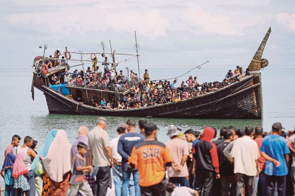 HAMPIR 1,100 pelarian Rohingya mendarat di wilayah Aceh, Indonesia, bulan ini.  FOTO AFP 