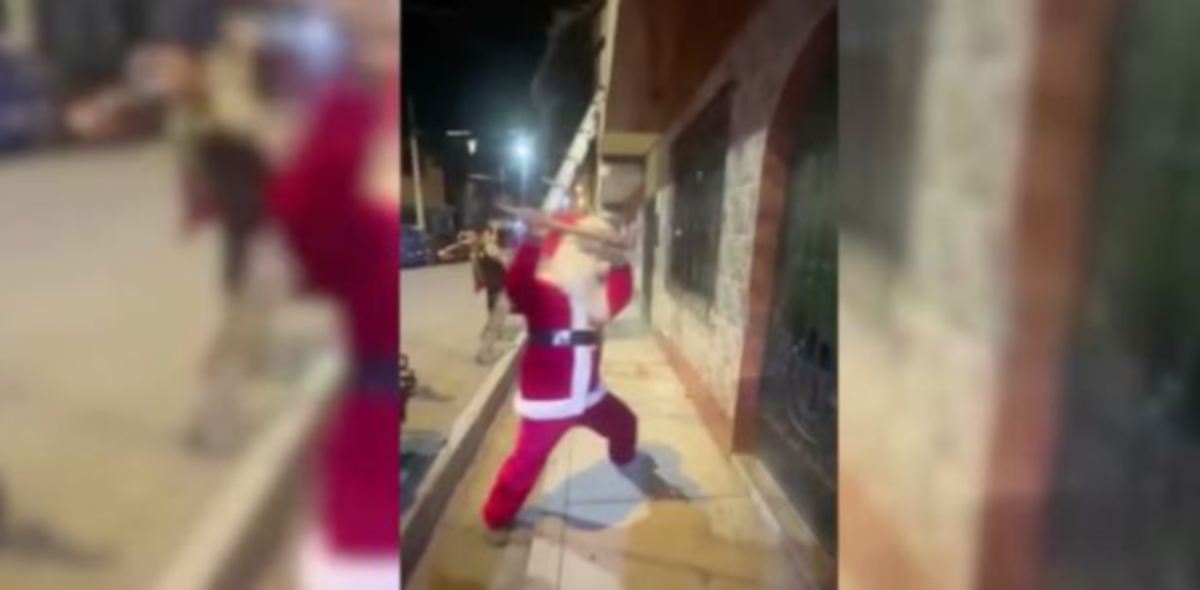 TANGKAP layar daripada video menunjukkan ‘Santa Claus” menyerbu rumah suspek. FOTO Polis Peru 