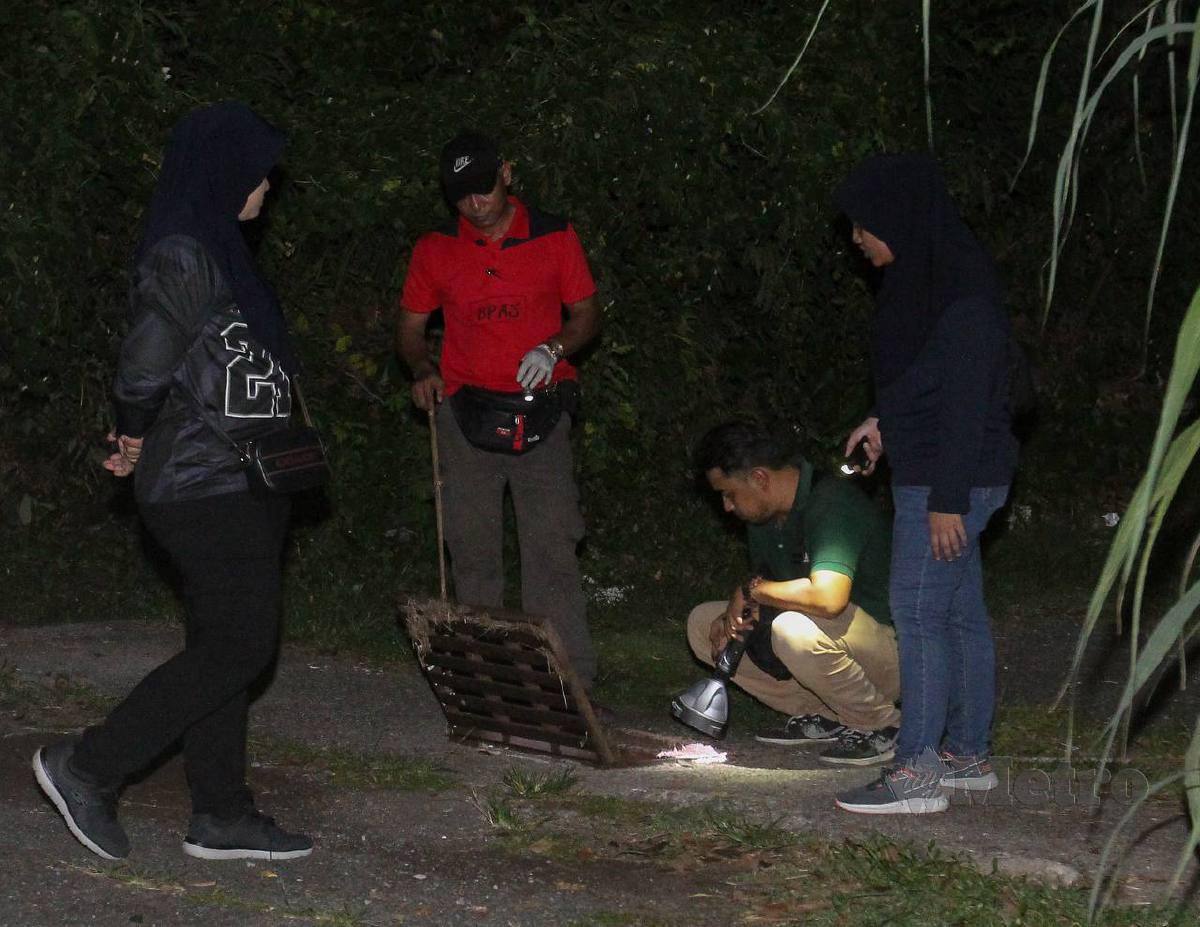 POLIS melakukan pemeriksaan di lokasi penemuan mayat di bawah penutup longkang di Taman Derga Jaya di Alor Setar, malam tadi. FOTO Wan Nabil Nasir