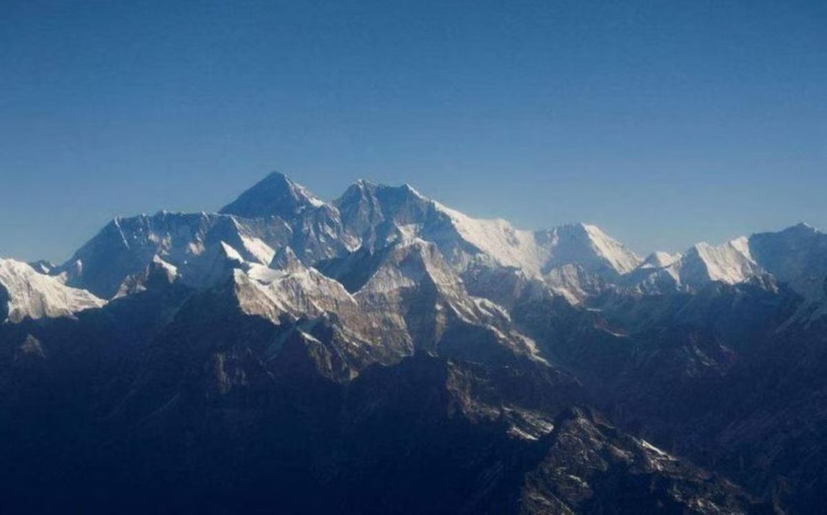 SETAKAT ini, 12 pendaki sudah disahkan terkorban di Gunung Everest pada musim pendakian pada tahun ini. FOTO Reuters 