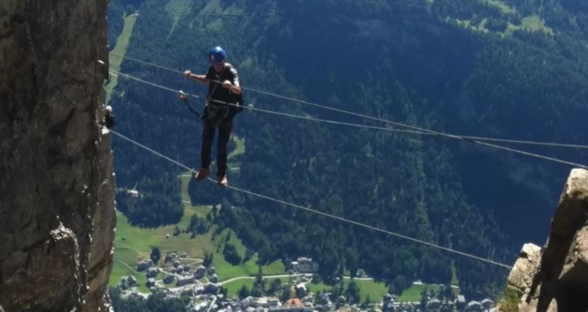 PENCURI tabung derma untuk memelihara laluan pendakian via ferrata di Switzerland, terpaksa merentasi kabel jika mahu mencuri tabung terletak di atas gunung di negara itu. FOTO Agensi 