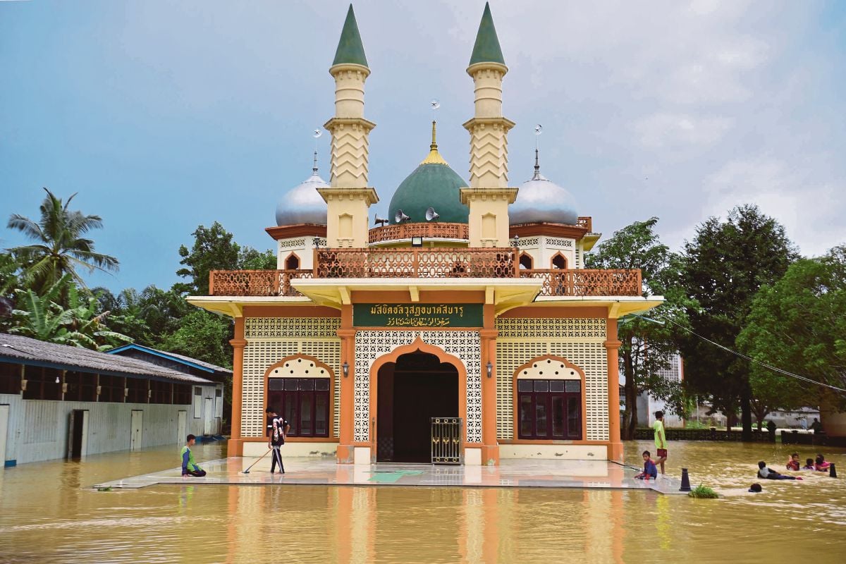 BANJIR di kawasan salah satu masjid di Narathiwat, selatan Thailand. FOTO AFP