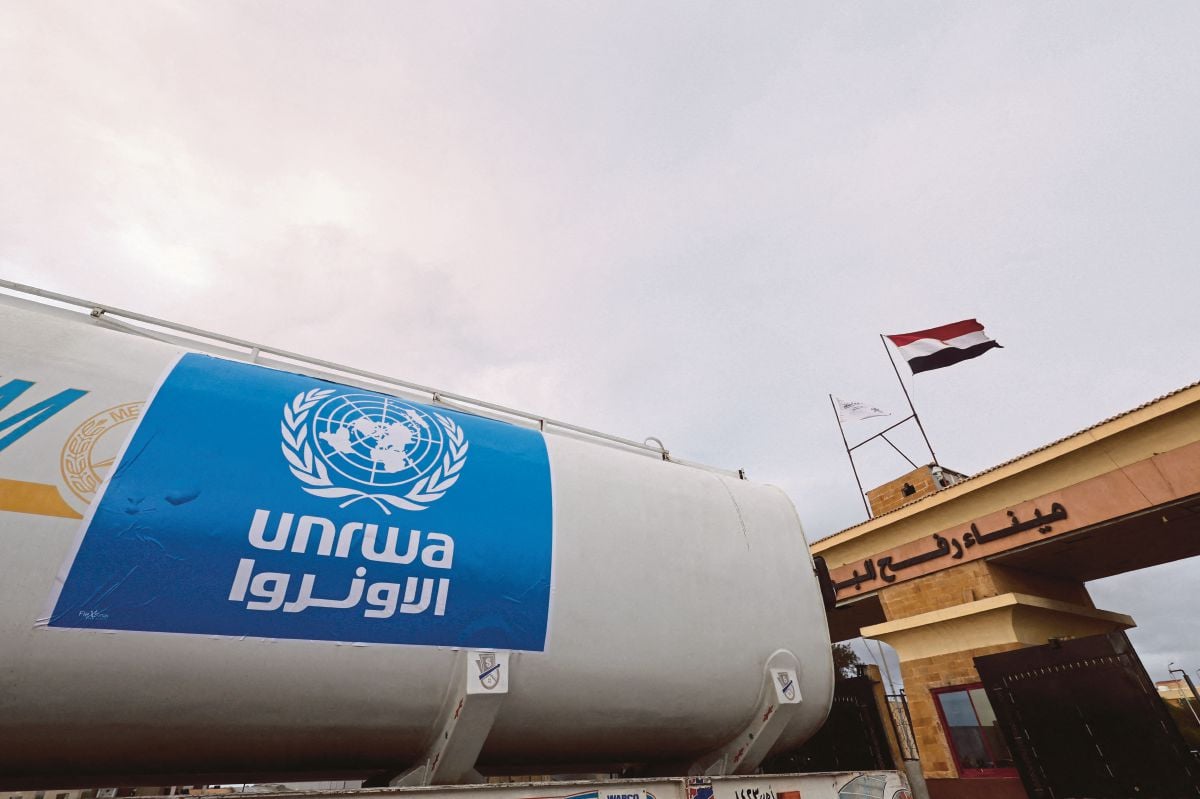 LORI bantuan tertera logo UNRWA ketika memasuki Gaza dari Mesir. FOTO Reuters