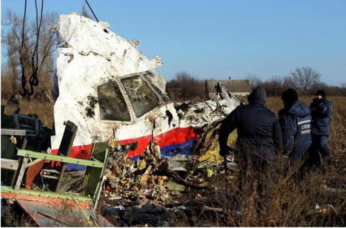 BANGKAI pesawat MH17 di kampung Hrabove di wilayah Donetsk timur Ukraine. FOTO Reuters 