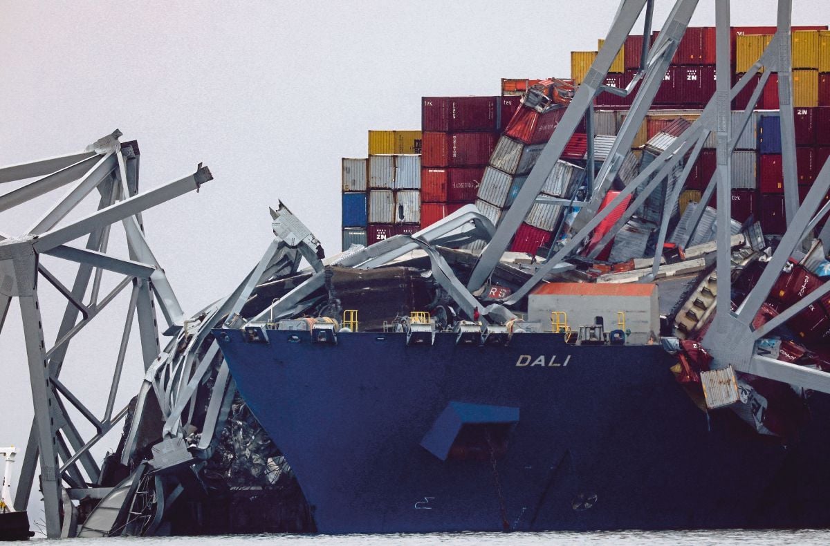 KEADAAN kapal itu selepas merempuh Jambatan Francis Scott Key. FOTO Reuters 