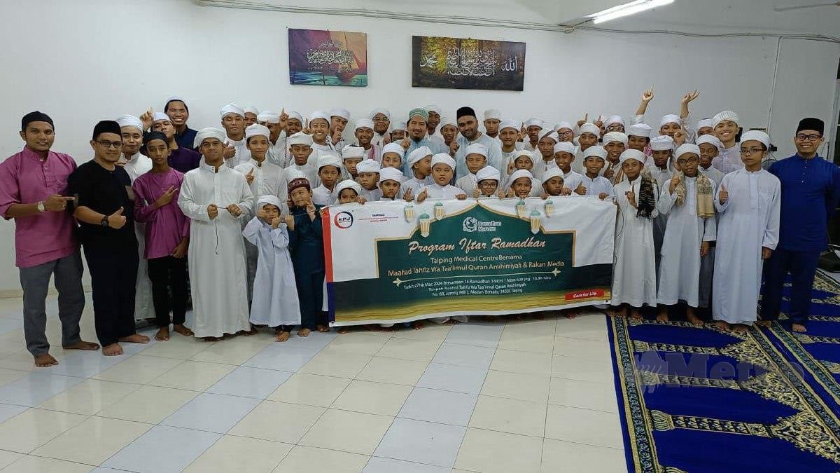 ZULKIFLI (tengah) bersama pelajar Maahad Tahfiz Wa Ta'alimul Quran Arrahimiyah selepas majlis Iftar Ramadan. FOTO Shaiful Shahrin Ahmad Pauzi