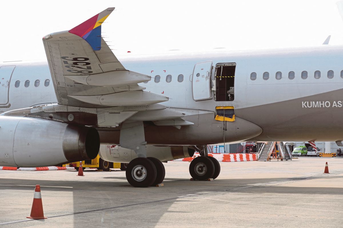 PESAWAT Asiana Airlines selamat mendarat di Lapangan Terbang Antarabangsa Daegu selepas penumpang membuka pintu kecemasan ketika penerbangan. FOTO AFP