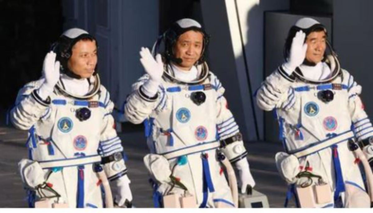 LIU Boming (kanan) dan dua lagi angkasawan China, Nie Haisheng (tengah) dan Tang Hongbo dirakam melambai sebelum berlepas  dengan kapal angkasa Shenzhou-12, di Pusat Pelancaran Satelit Jiuquan, Gurun Gobi, China. FOTO fail AFP 