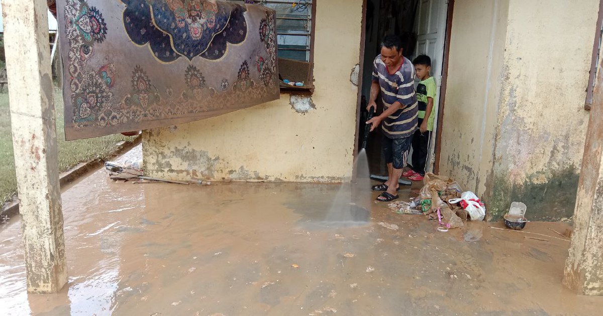 Tak tunggu banjir surut sepenuhnya, penduduk mula cuci rumah