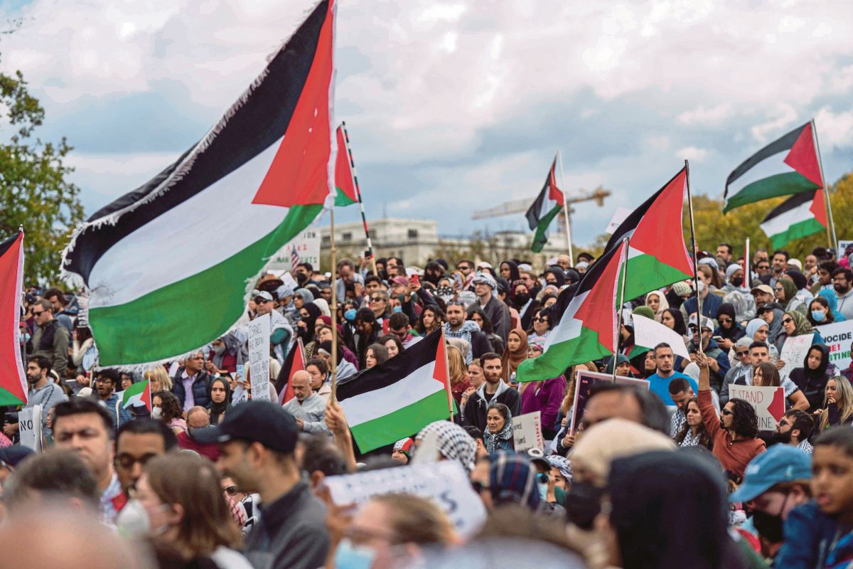 ORANG ramai mengibarkan bendera Palestin ketika menyertai demonstrasi di Washington, AS, bagi mendesak gencatan di Gaza. FOTO Reuters