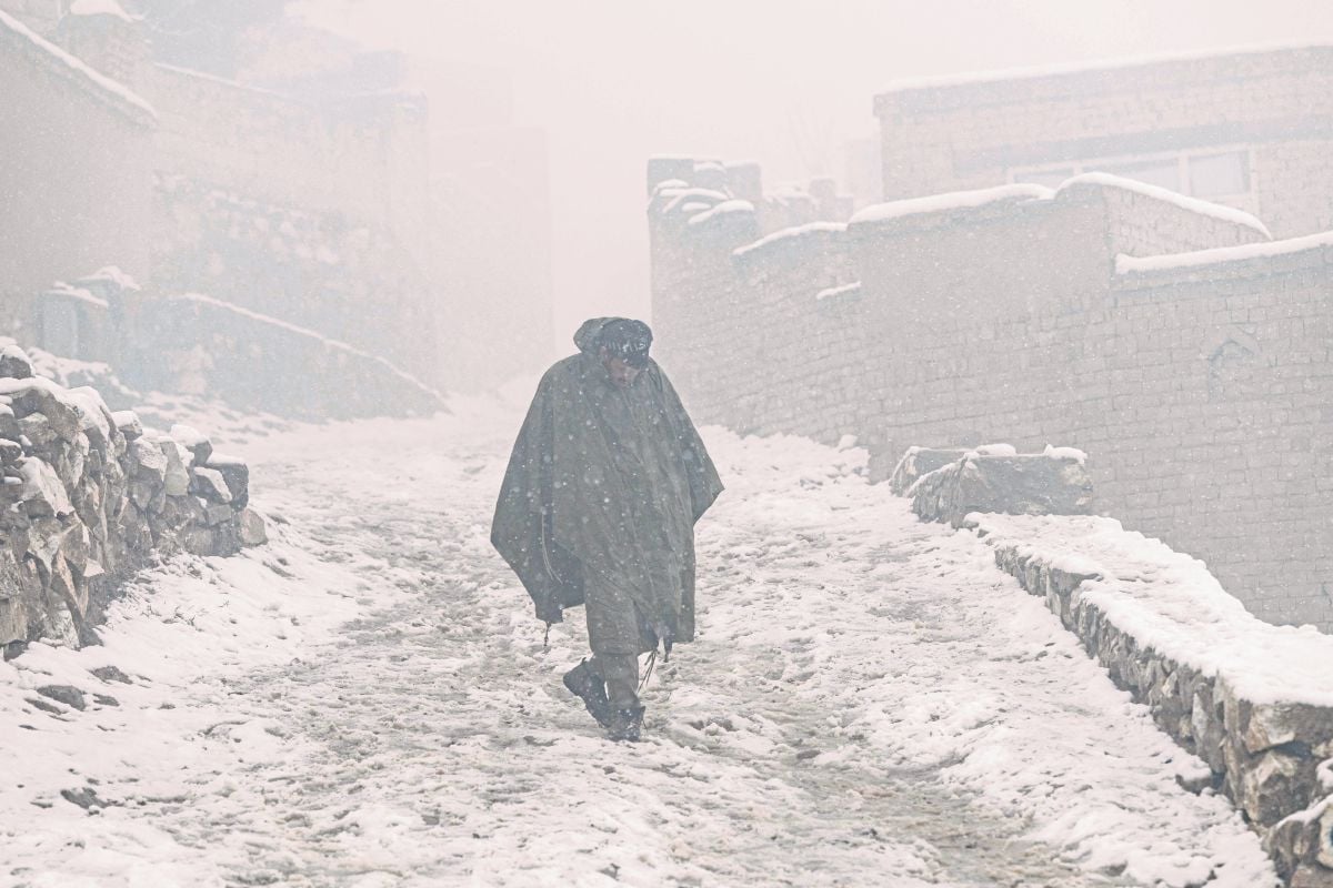 LELAKI berjalan dalam cuaca bersalji di Kabul, Afghanistan. FOTO AFP 