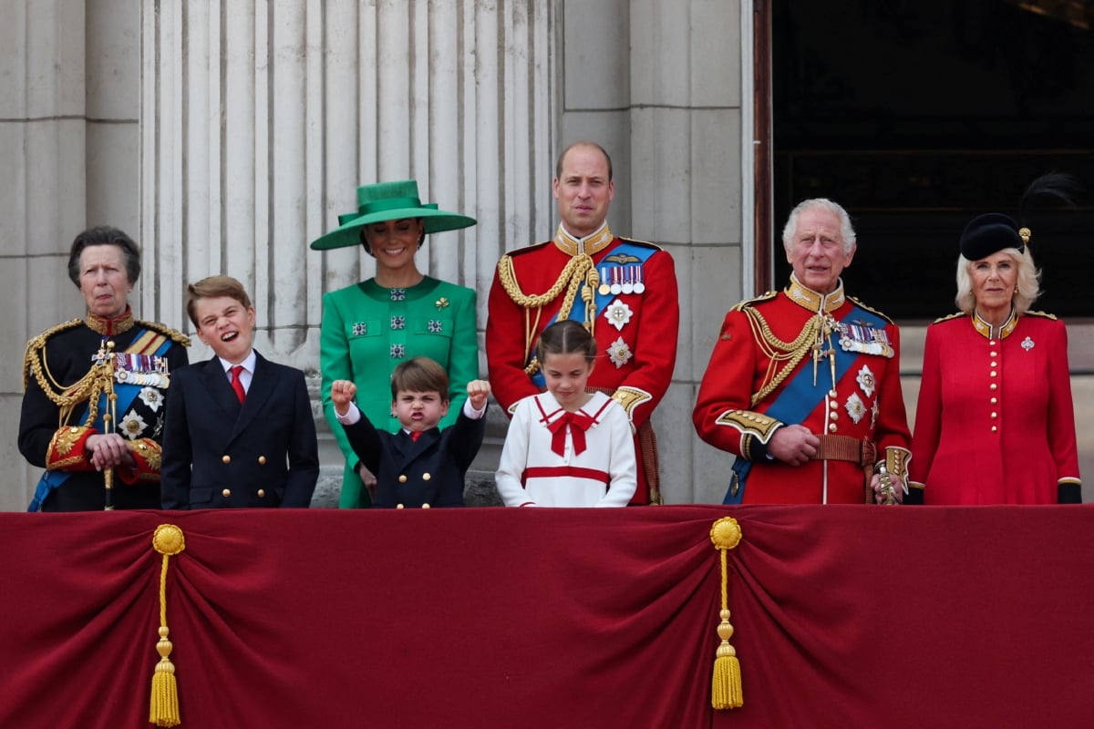 KELUARGA diraja (dari kiri ke kanan) Puteri Anne, Putera George, Putera Louis, Catherine, Puteri Charlotte, Putera William, Raja Charles III dan Permaisuri Camilla. FOTO AFP 