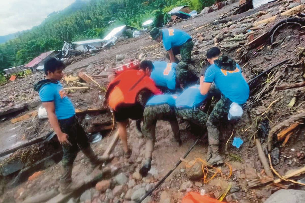 FOTO dikeluarkan oleh Pengawal Pantai Filipina menunjukkan pasukan penyelamat mengeluarkan mayat mangsa yang tertimbus di lokasi kejadian tanah runtuh di Maguindanao. FOTO AP