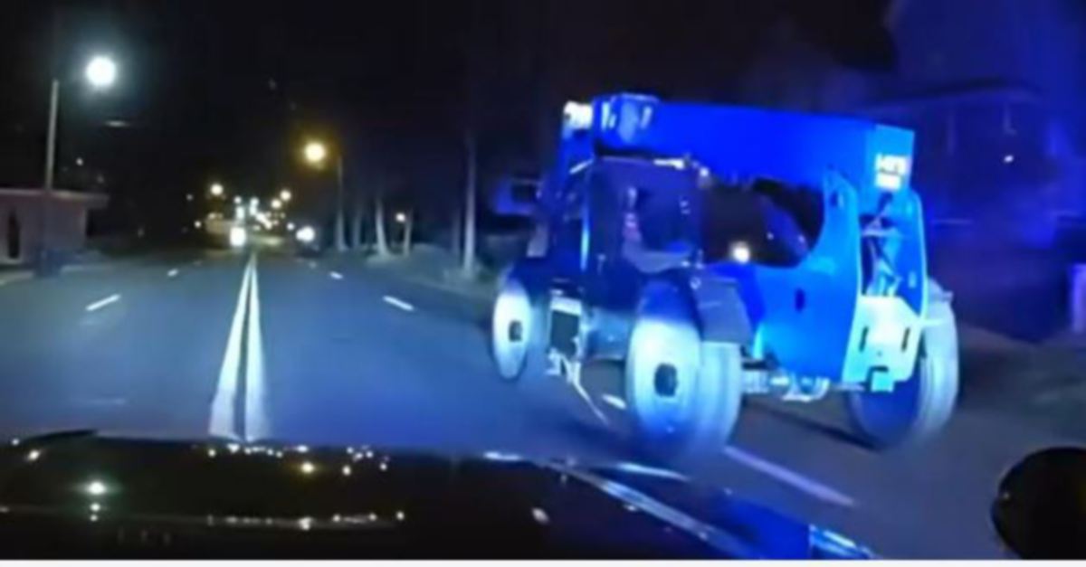 TANGKAP layar daripada video disiarkan polis menunjukkan budak 13 tahun memandu sebuah trak angkat susun (forklift). 