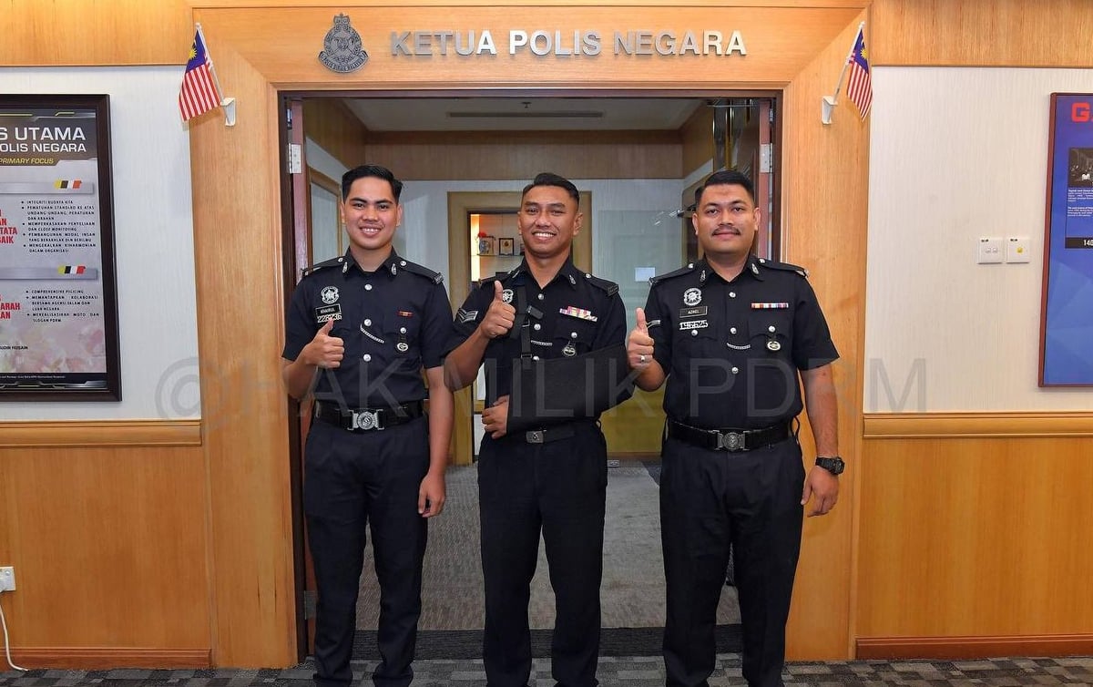 Tiga anggota Balai Polis Ulu Tiram menerima surat penghargaan serta plak pada majlis pertemuan khas di Pejabat KPN Bukit Aman di sini, hari ini. FOTO ihsan PDRM