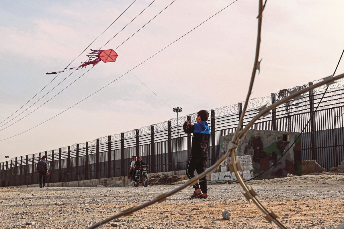 KANAK-KANAK Palestin bermain layang-layang di kawasan Rafah yang bersempadan dengan Mesir. FOTO AFP