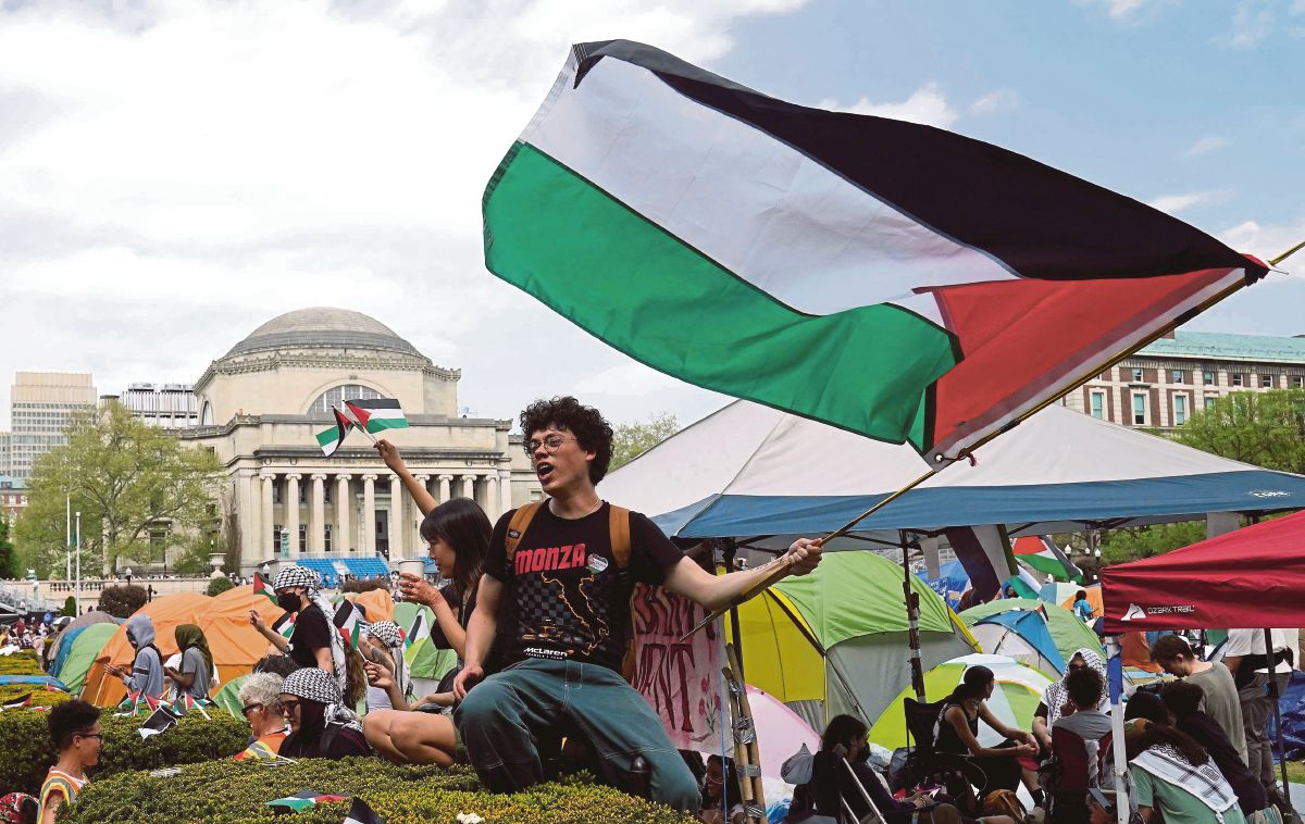 PENUNJUK perasaan pro-Palestin di Universiti Columbia. FOTO AFP