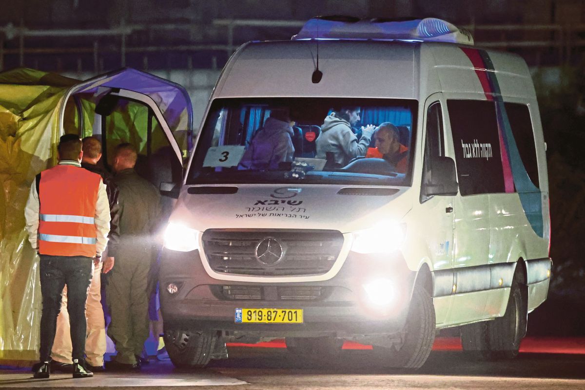 KENDERAAN membawa tebusan yang dibebaskan Hamas dibawa ke sebuah hospital di Tel Aviv. FOTO Reuters 