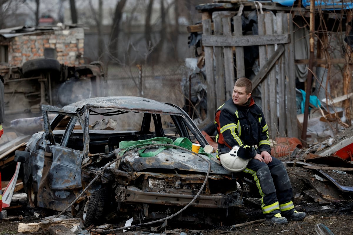 KESAN kemusnahan akibat serangan peluru berpandu Rusia di Kyiv, Ukraine. FOTO Reuters
