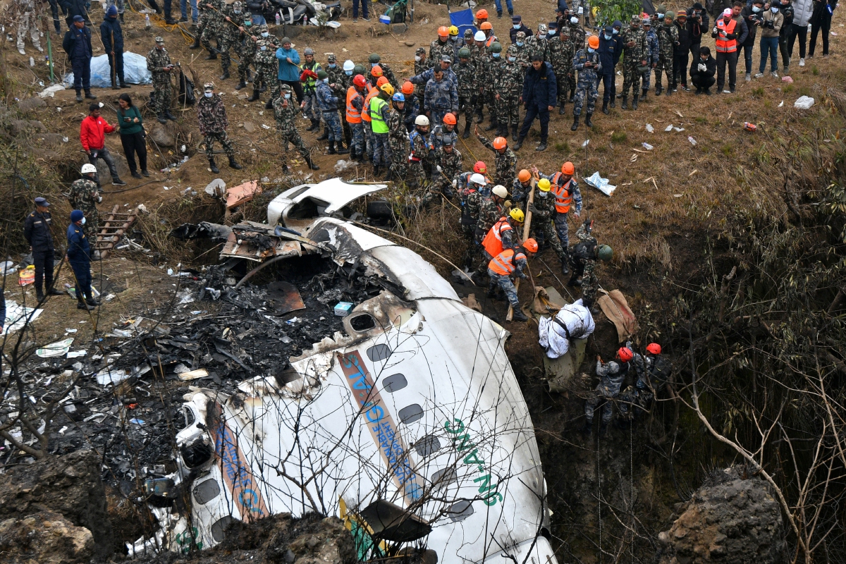 FOTO fail menunjukkan pasukan penyelamat mengeluarkan mayat mangsa pesawat Yeti Airlines. FOTO AFP