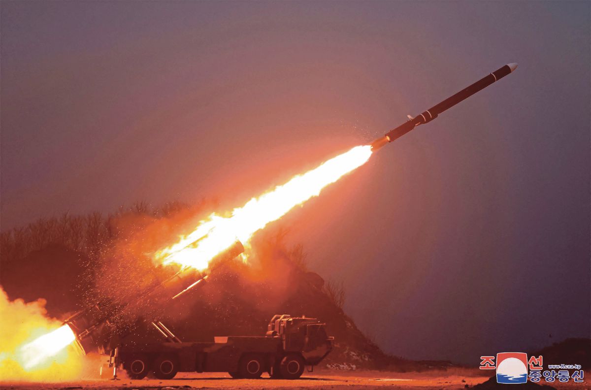 FOTO pada 30 Januari menunjukkan Korea Utara melancarkan peluru berpandu Hwasal-2. FOTO KCNA/ KNS / AFP