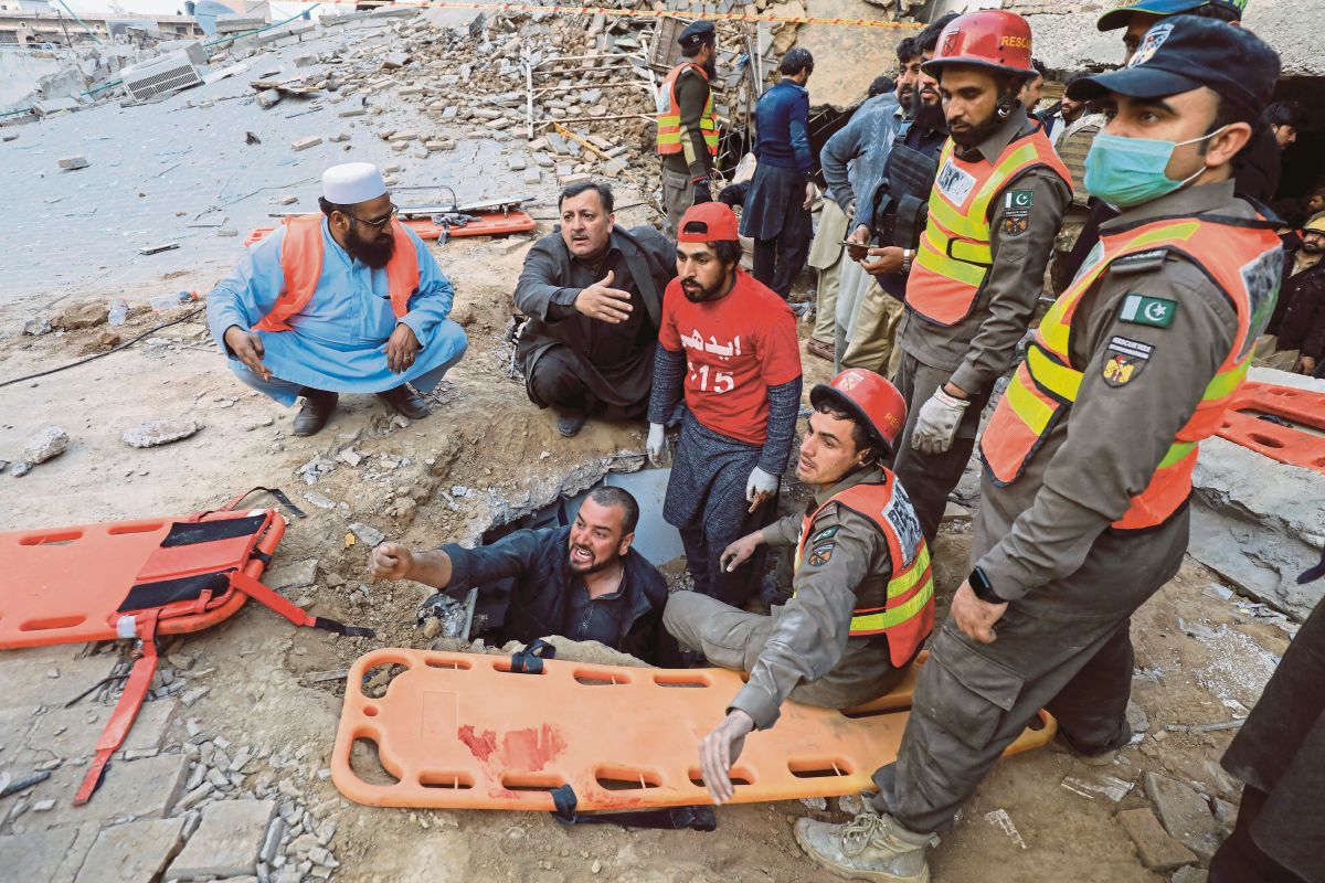 PASUKAN penyelamat melakukan pencarian di bawah bumbung masjid yang runtuh. FOTO Reuters