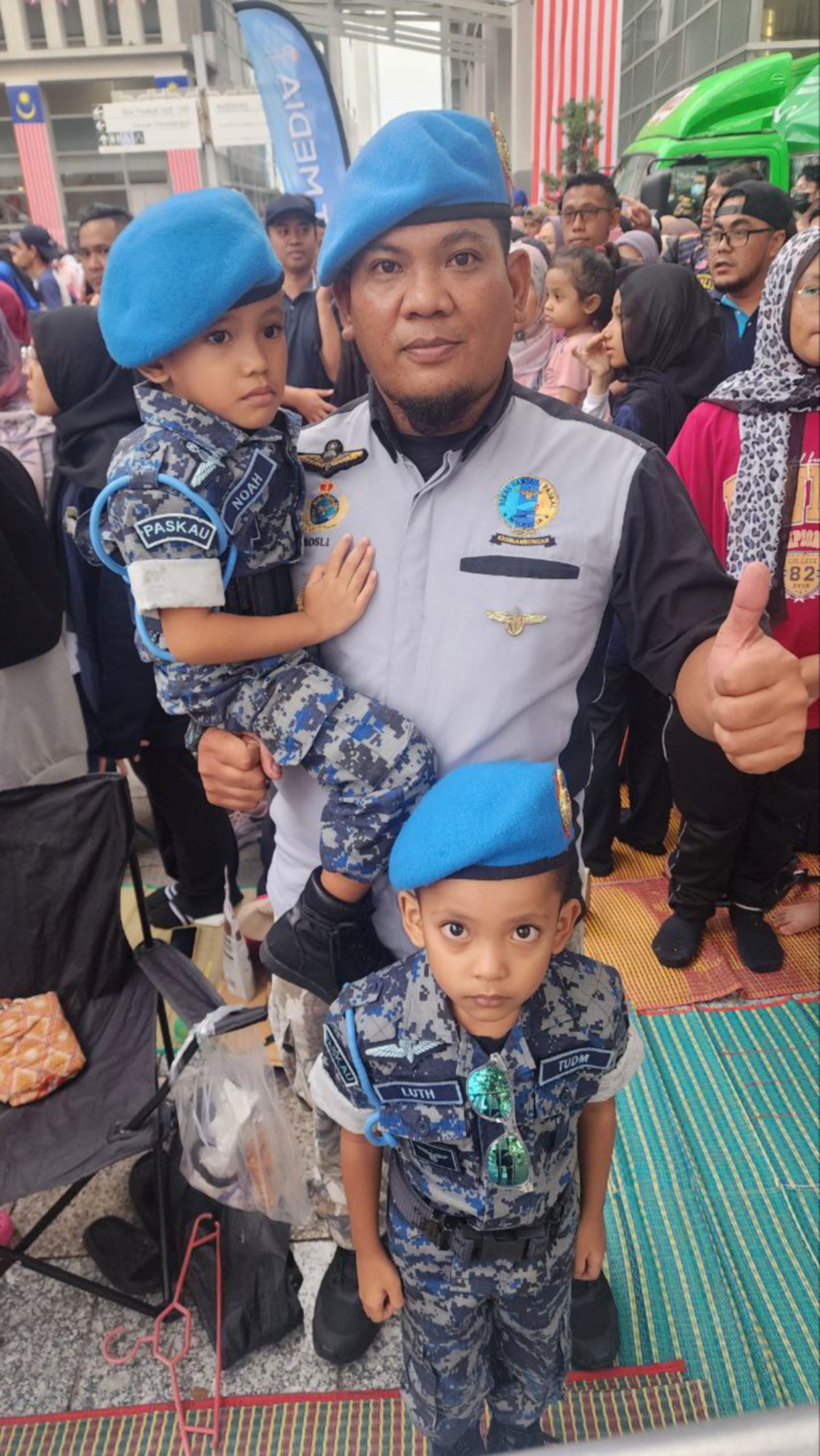 ROSLI bersama-sama dua anaknya yang lengkap beruniform hadir sejak awal pagi bagi menyambut Hari Kebangsaan 2023 di Dataran Putrajaya,  hari ini. FOTO Mohd Haris Fadli Mohd Fadzil 