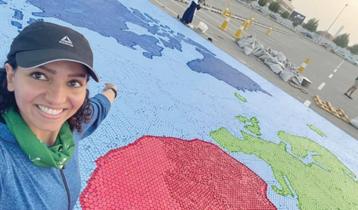 Khulood Al-Fadli diiktiraf Guinness World Records apabila berjaya menghasilkan peta terbesar di dunia menggunakan penutup botol plastik. FOTO Agensi