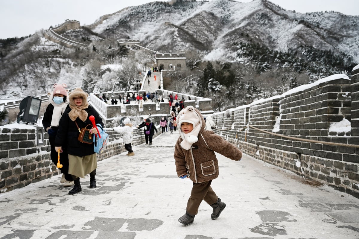 KANAK-KANAK bermain di Tembok Besar China, di Badaling, utara Beijing pada 15 Disember lalu. FOTO AFP 