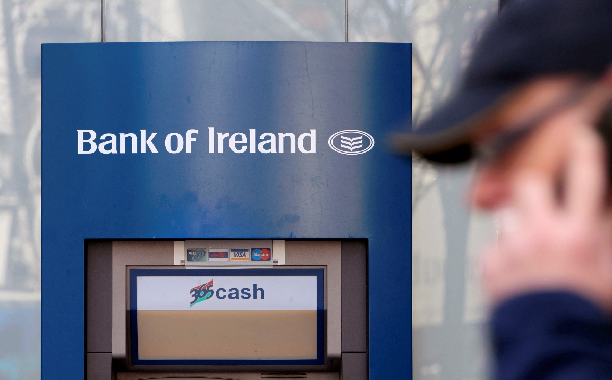 LELAKI berjalan berhampiran ATM Bank of Ireland di Belfast, Ireland Utara. FOTO fail AFP