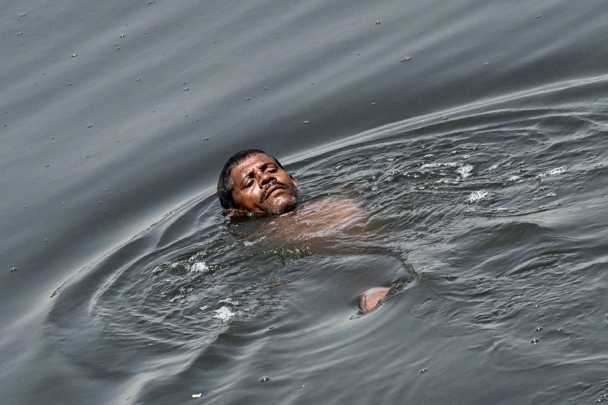 LELAKI mandi di Sungai Yamuna, New Delhi. FOTO AFP