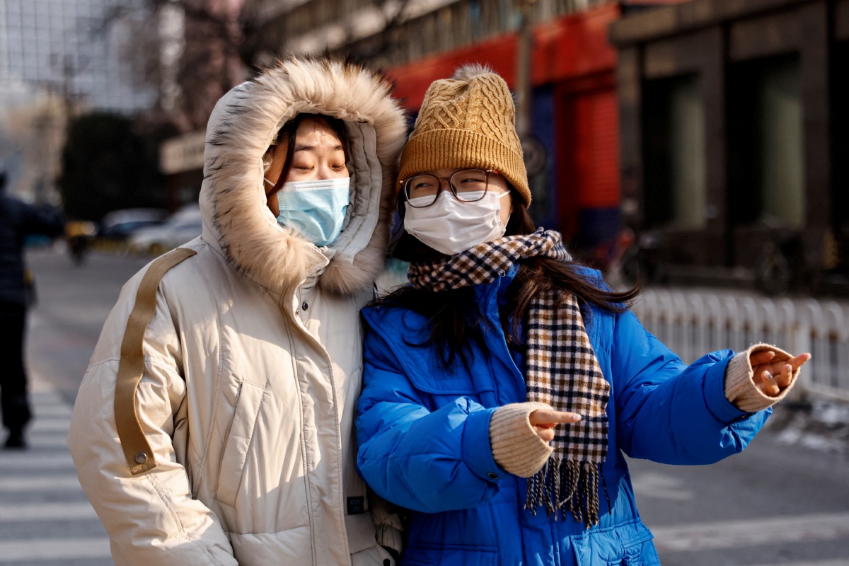 PENDUDUK berpakaian tebal ketika berjalan-jalan di Beijing. 