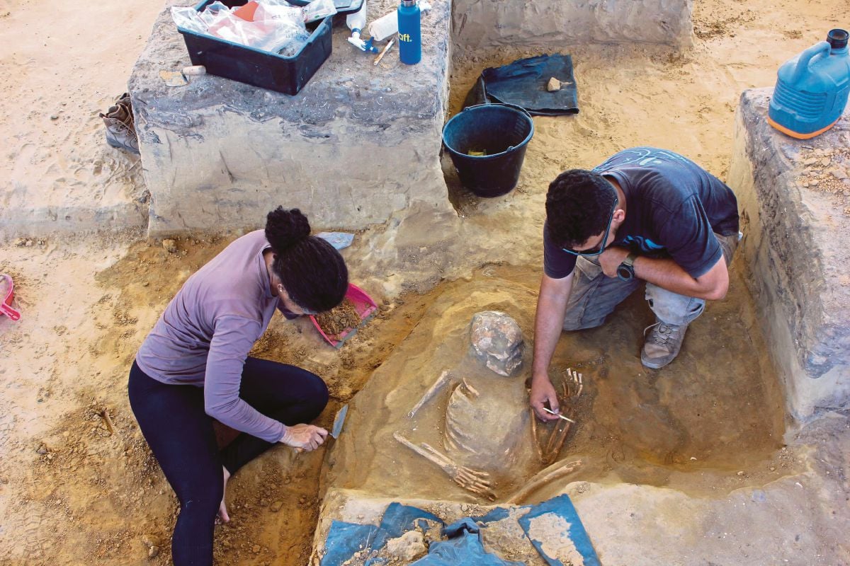 PASUKAN menemukan artifak di tapak arkeologi di Sao Luis. FOTO AFP