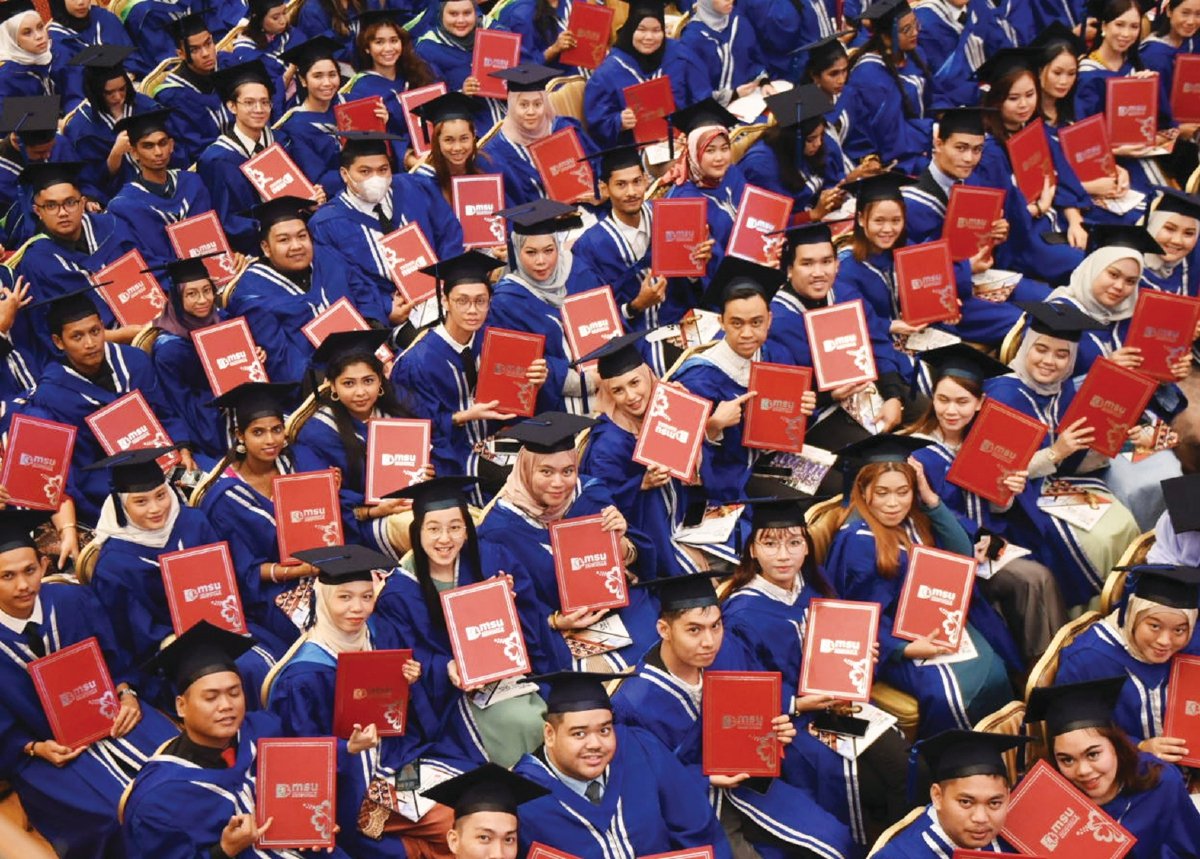 ANTARA graduan penerima diploma dan sijil di Majlis Graduasi Kumpulan MSU College kali ke-25 baru-baru ini.