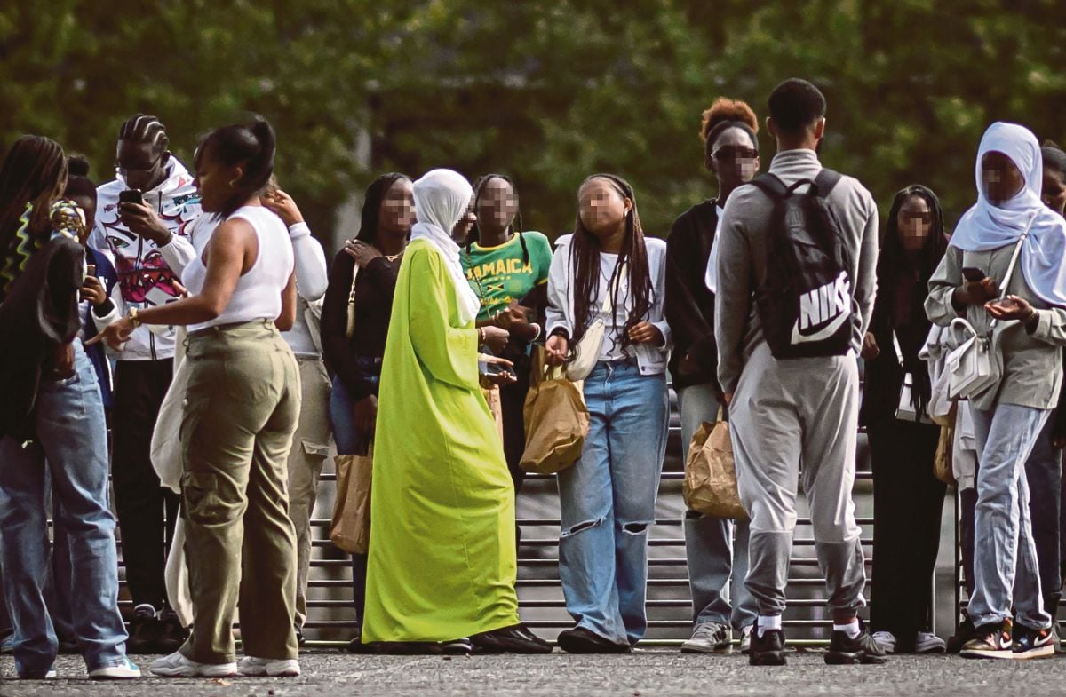 FOTO fail menunjukkan wanita muda memakai abaya di Nantes, barat Perancis. FOTO AFP 