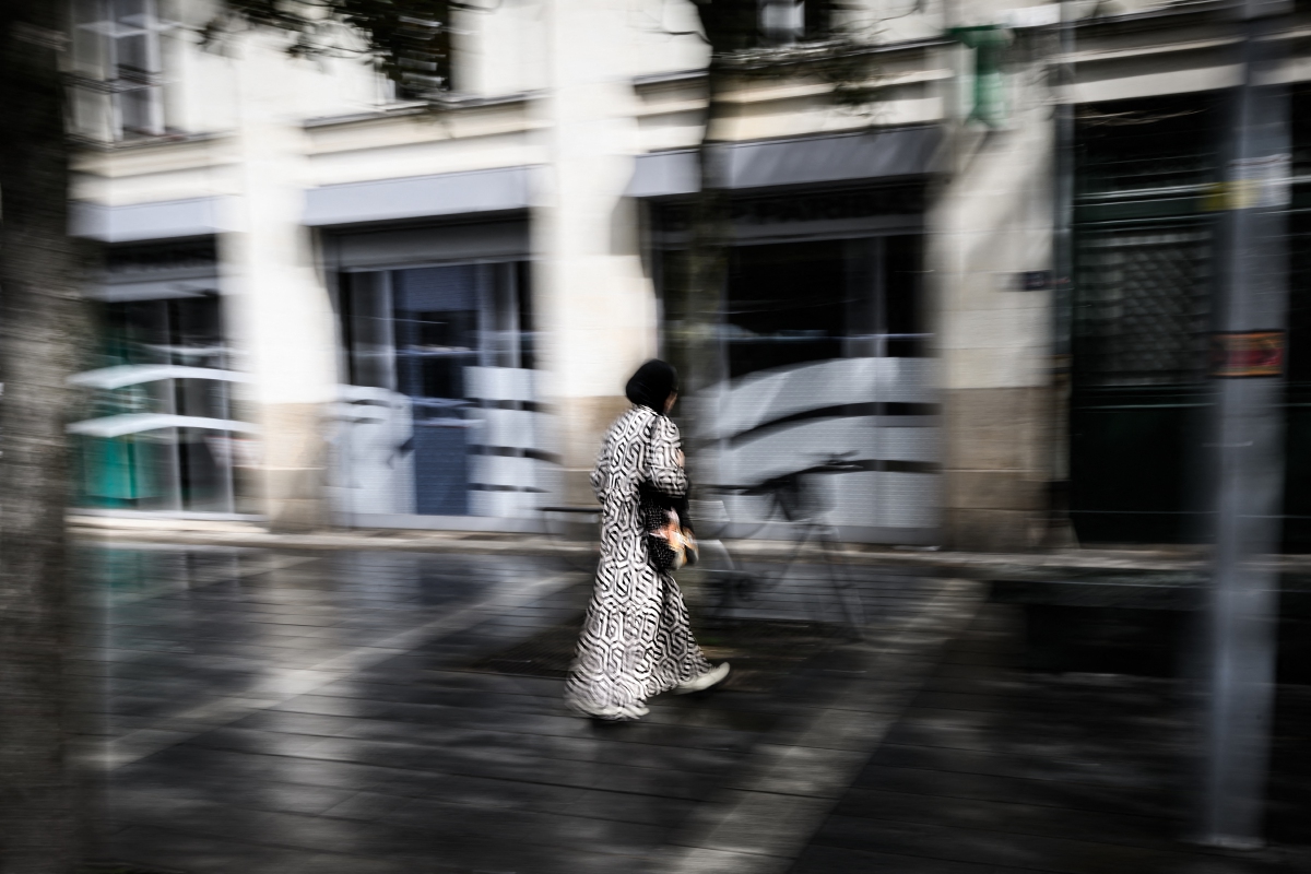 WANITA muda memakai abaya di Nantes, barat Perancis. FOTO AFP