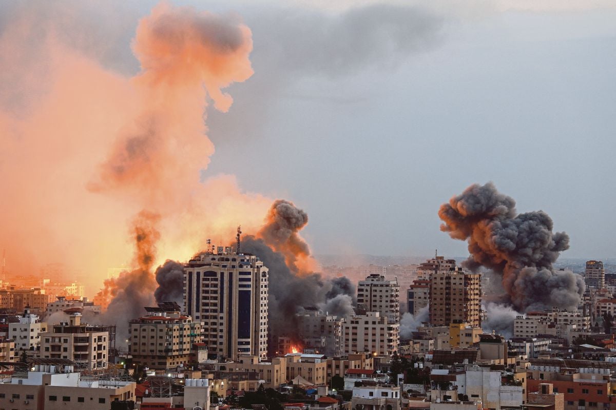 ASAP tebal dari kebakaran susulan serangan di Gaza pada 9 Oktober. FOTO Reuters 