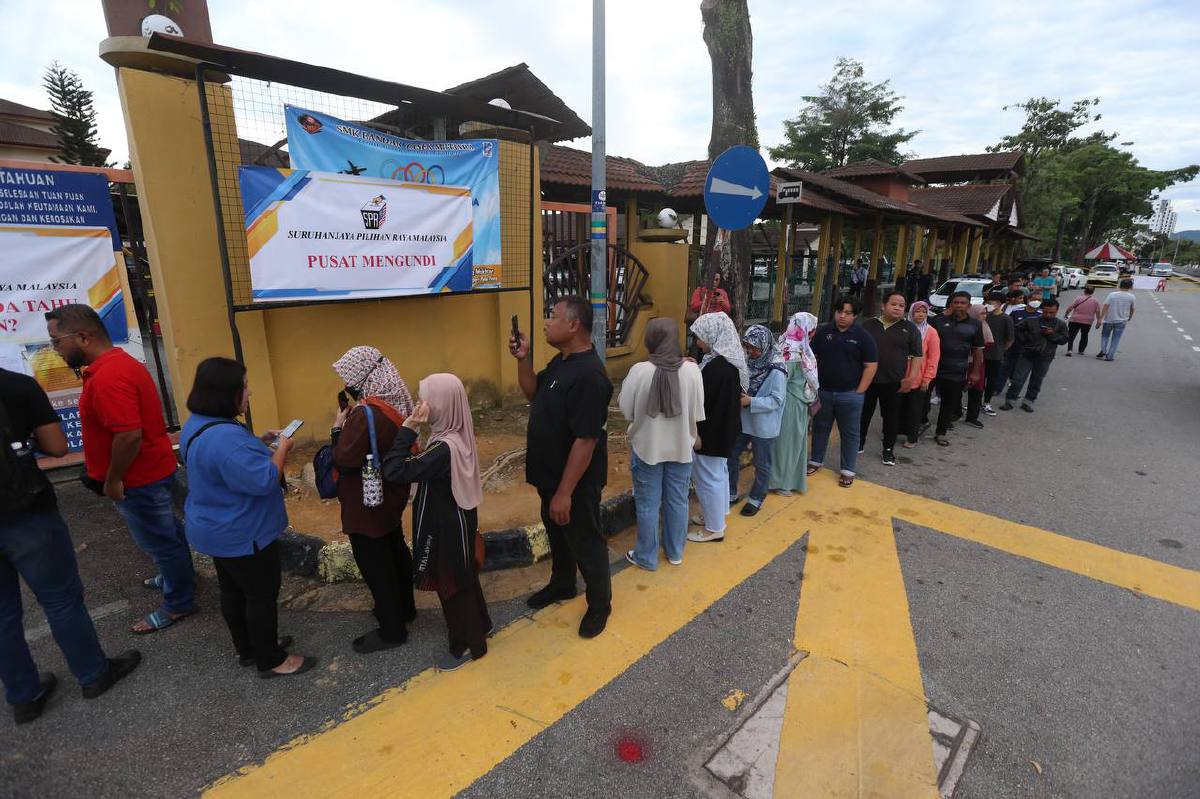 ORANG ramai menantikan pintu pagar dibuka untuk menunaikan tanggungjawab mengundi sempena Pilihan Raya Kecil (PRK) Dun Sungai Bakap di pusat mengundi di Sekolah Menengah Kebangsaan Bandar Tasek Mutiara. FOTO Danial Saad