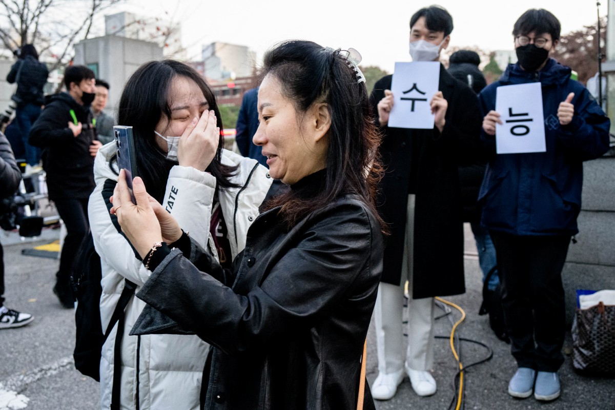 FOTO fail menunjukkan pelajar tiba di sebuah sekolah di Seoul untuk menduduki peperiksaan kemasukan kolej di Korea Selatan atau ‘suneung', pada 2022. FOTO AFP