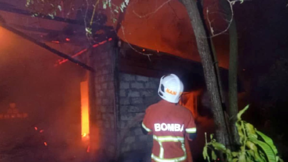 BOMBA memadam kebakaran rumah di Kampung Sangkir, Kota Belud. FOTO Ihsan Bomba